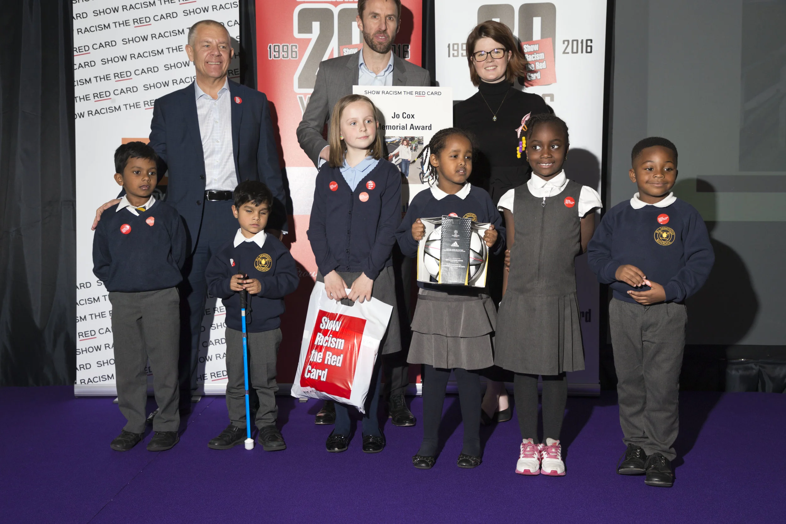 Winners of the Jo Cox Memorial Award, Elmwood Infant School Croydon, with Tim Roache, Gareth Southgate and Iona Lawrence