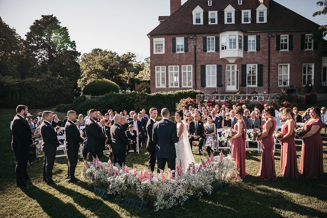 A glance at Isabelle + Andrew&rsquo;s wedding day by the sea. Everything came together so beautifully for this. I mean, it&rsquo;s hard to beat sunshine, a historic mansion, and rocky cliffs overlooking the ocean, am I right??
.
.
#bostonbride #bosto