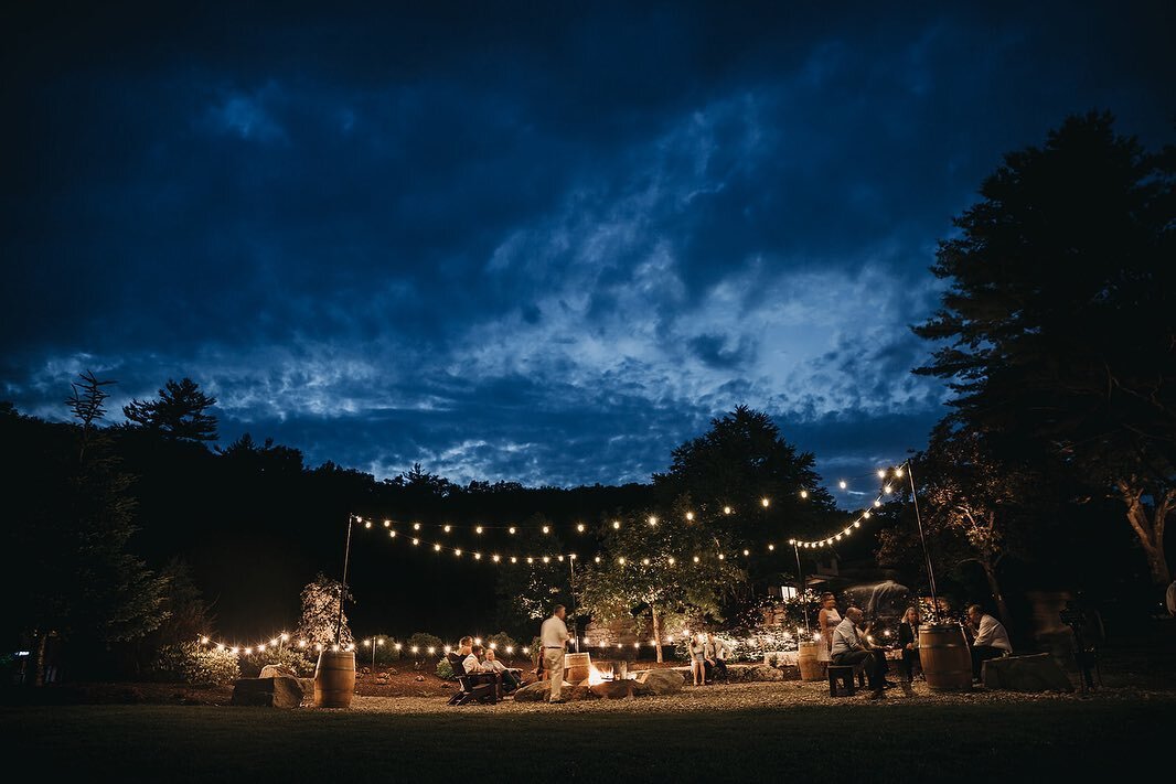 If you have cool lights at your wedding, I will for sure be taking lots of night shots. Loved this burst of color added to the trees outside, and the simplicity of the classic bistro lighting over the fire pit and in the woodland garden 💫
.
.
Venue: