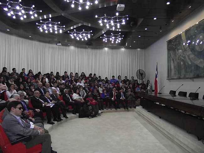 Negociación por rama: análisis país Ya en el cierre de la actividad, Roberto Godoy, asesor del Ministerio del Trabajo y redactor de la iniciativa legal, respondió una serie de preguntas de los asistentes, relacionadas con el impacto del proyecto, además de algunas precisiones sobre medidas de interés general. Entre otros puntos, afirmó que la reforma laboral sólo buscar corregir deficiencias de derechos colectivos de empresas privadas, descartando que las actuales modificaciones legales incluyan al sector público (ya que se prepara un nuevo proyecto de ley sobre dichos trabajadores). A su juicio, “uno de los ejes estructurales de este proyecto es la titularidad sindical. Por lo tanto, ese es el mayor incentivo para promover la negociación colectiva, y también para promover la sindicalización”. En la misma línea, agregó que “tenemos un sistema que es bien anómalo en el mundo, que es que hoy día pueden negociar simultáneamente en la empresa tanto los sindicatos como los grupos negociadores”. Finalmente, descartó que el gobierno busque implementar la negociación por rama, aspecto que para el mundo sindical faltó en el actual proyecto legal, pero si señaló que “el tema de la negociación sectorial es algo que tenemos que analizar como país, probablemente hay que construir un pacto social en torno de ella para poder avanzar en esa dirección”.
