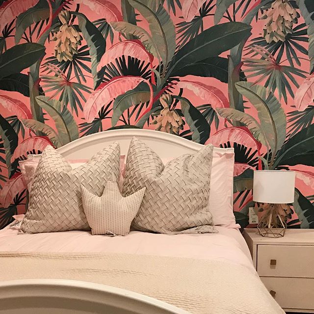 The wallpaper had me at &ldquo;Hello&rdquo; 
#interiordesign #southshore #southshoreinteriordesign #boston #bostoninteriordesign #wallpaper #palmleaves #design