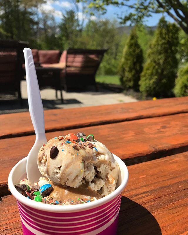 Nothing sweeter than ice cream and a view! 🍦🌲
&bull;
&bull;
&bull;
#madhatters #killington #vermont #eatvt #icecream #sweets #desserts #caramel #mandms