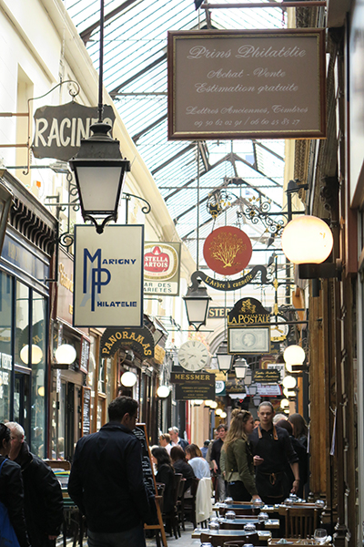 travellur_slow_travel_paris_tours_arcade_signs_lights.jpg