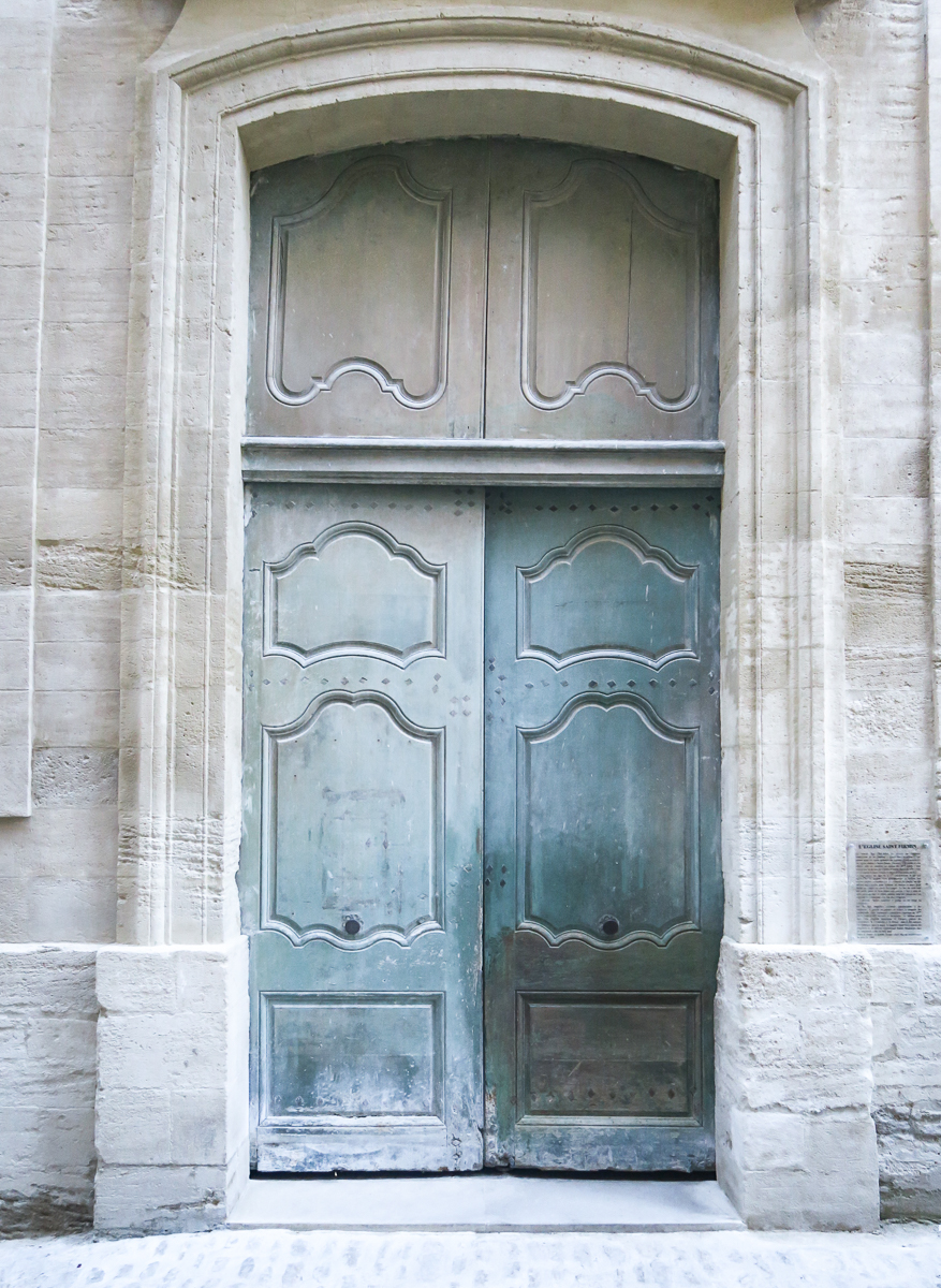 travellur_slow_travel_france_lavender_land_doors.jpg