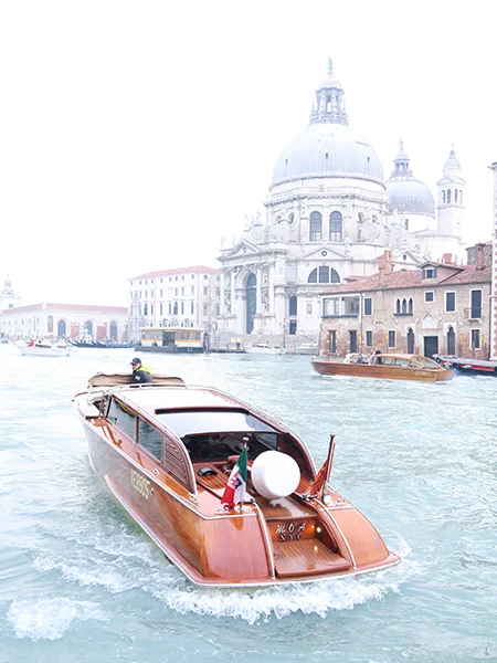 travellur_slow_travel_destination_venice_boat_luxury.jpg