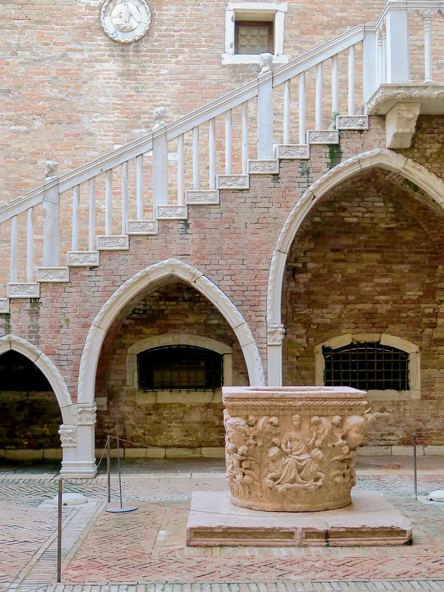 travellur_slow_travel_destination_venice_history_architecture.jpg
