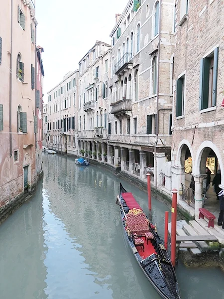 travellur_slow_travel_destination_venice_canal_gondola.jpg