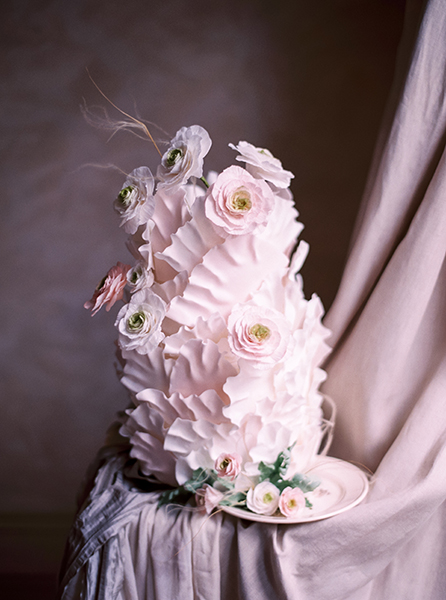 travellur_slow_travel_photoshoot_paris_lesecretd'audrey_wedding_photography_cake_luxury.jpg
