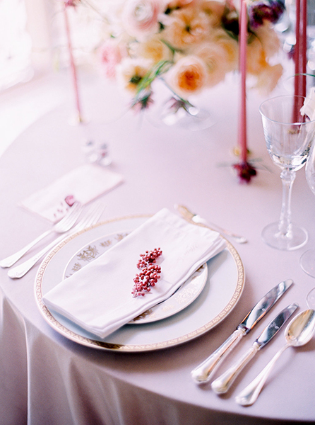 travellur_slow_travel_photoshoot_paris_Le_Secret_D_Audrey_ritz_wedding_place_setting_luxury.jpg