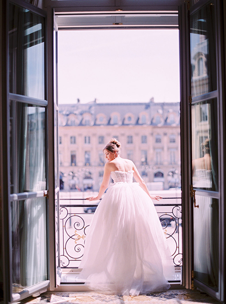 travellur_slow_travel_photoshoot_paris_Le_Secret_D_Audrey_wedding_world_luxury_beauty_doors.jpg