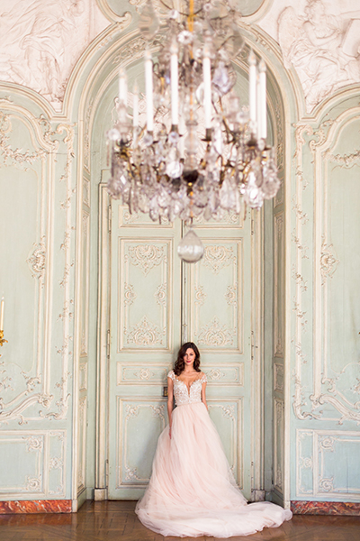 travellur_slow_travel_bridal_shoot_paris_romance_vero_suh_luxury_photography_chandellier.jpg