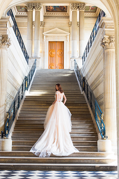 travellur_slow_travel_bridal_shoot_paris_romance_vero_suh_luxury_photography_staircase.jpg