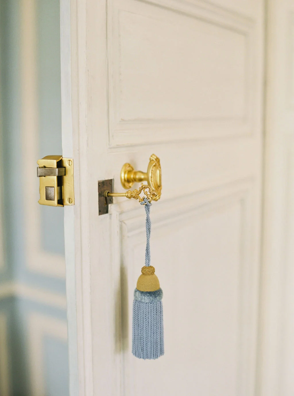 travellur_photoshoot_duchesse_de_villette_chateau_door.jpg