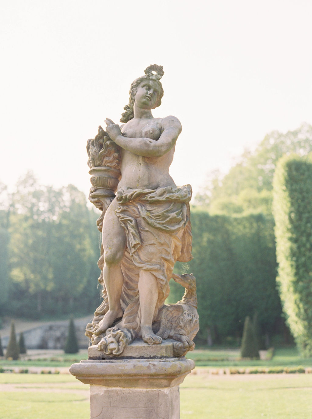 travellur_photoshoot_duchesse_de_villette_chateau_gardens_statue_france.jpg