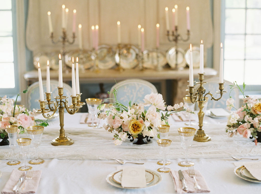 travellur_photoshoot_duchesse_de_villette_dining_luxury_tableware_Madame_de_la_Maison.jpg