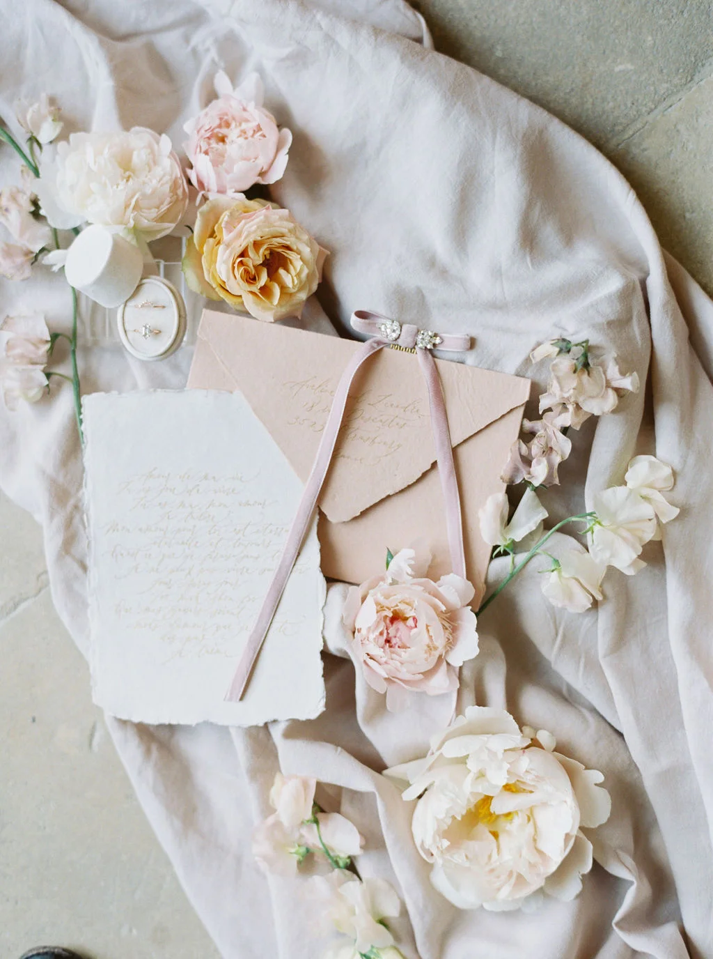travellur_photoshoot_duchesse_de_villette_stationary_theo_berry.jpg