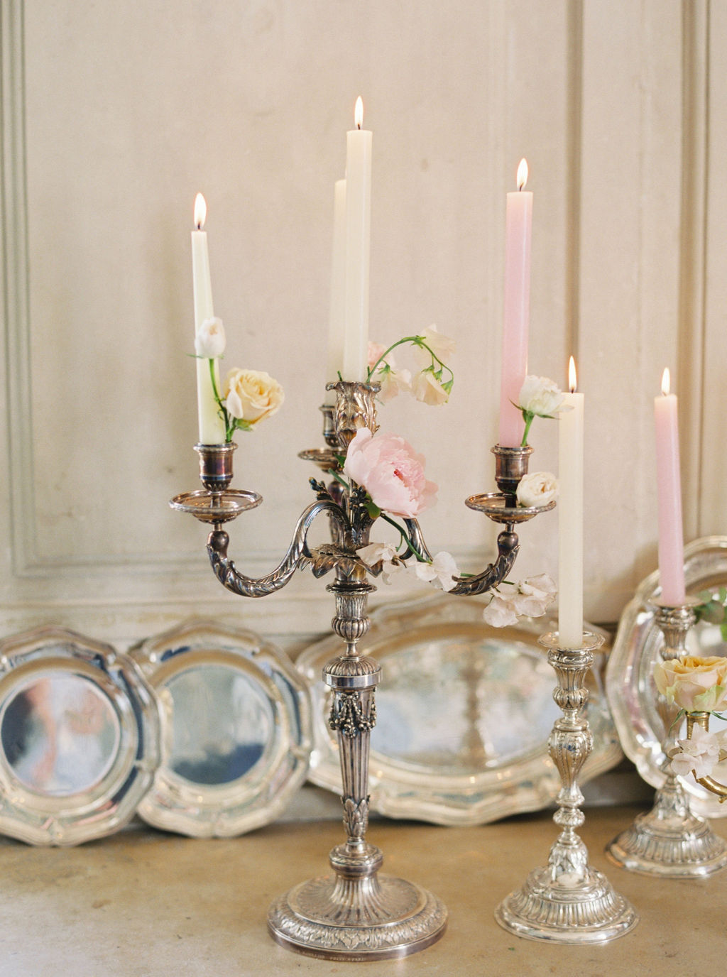 travellur_photoshoot_duchesse_de_villette_style_me_pretty_candle_sticks_french_beauty_table_top_wedding.jpg