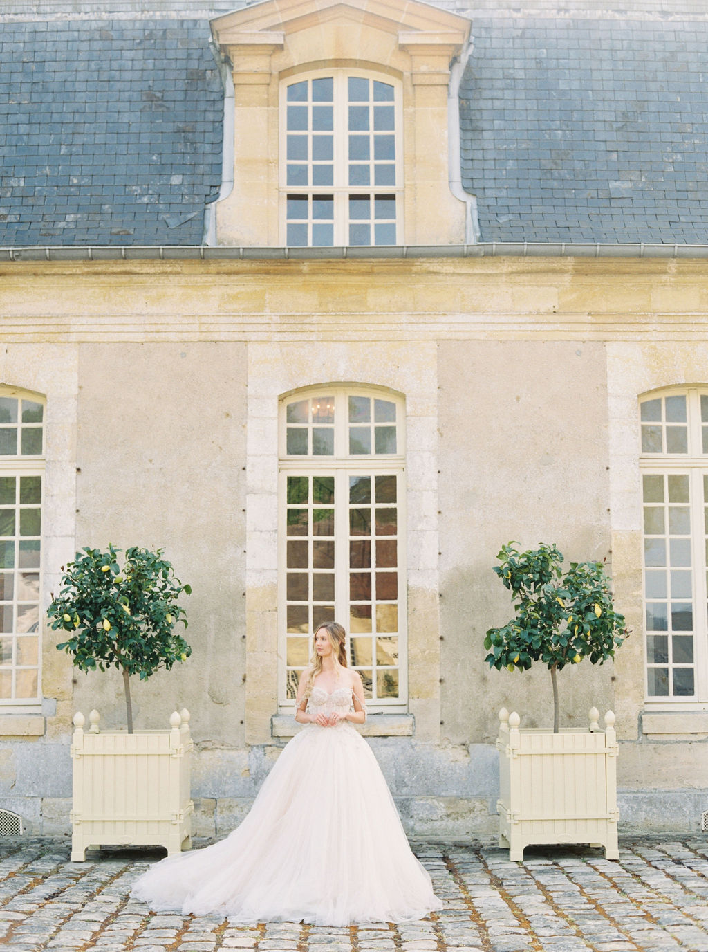 travellur_photoshoot__elegance_Jardin_de_Chateau_de_Villette_exterior_bride_wedding_shoot.jpg