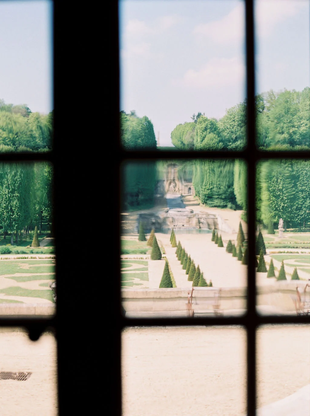 travellur_photoshoot__elegance_Jardin_de_Chateau_de_Villette_flowers_Floraison_paris_garden_wedding.jpg