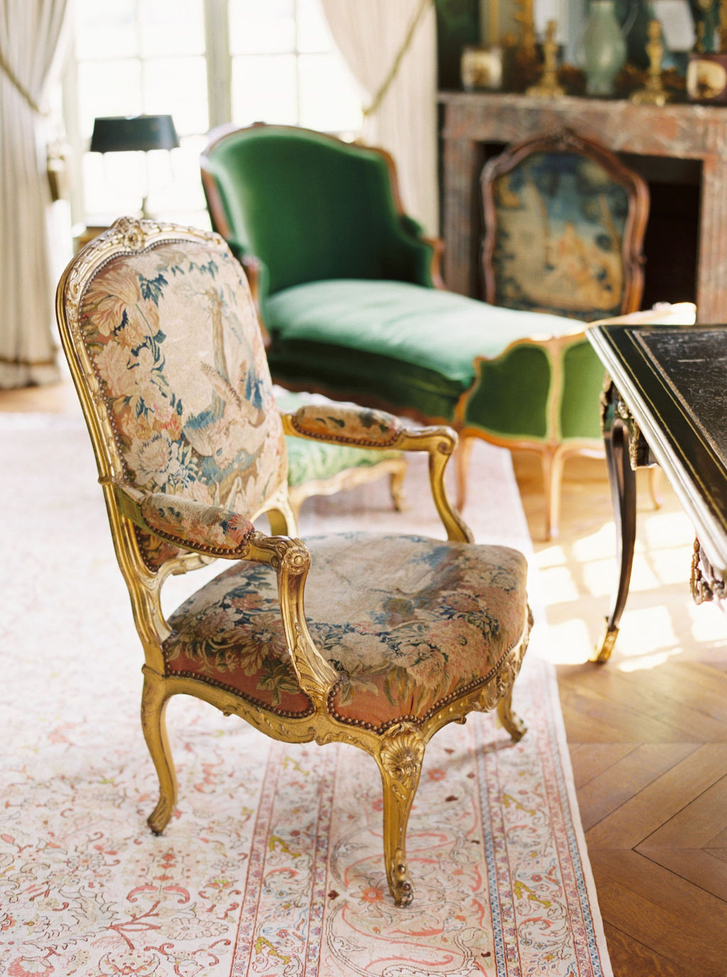 travellur_photoshoot__elegance_Jardin_de_Chateau_de_Villette_interiors_upholstery_gold_luxe.jpg