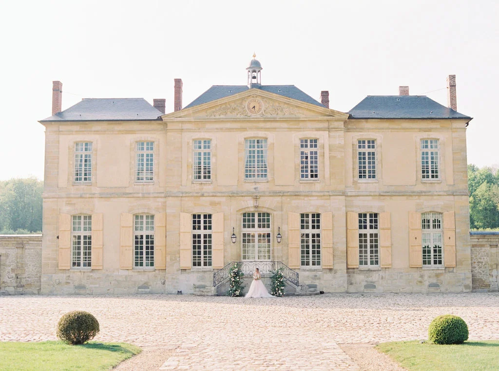 travellur_photoshoot__elegance_Jardin_de_Chateau_de_Villette_venue.jpg