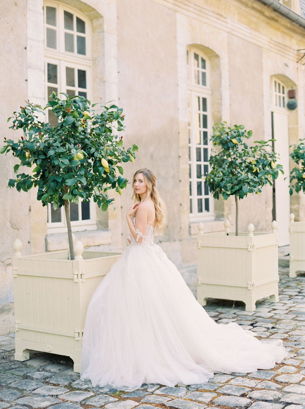 travellur_photoshoot__elegance_Jardin_de_Chateau_de_Villette_wedding_dress_shoot_galia_lahav_bride.jpg