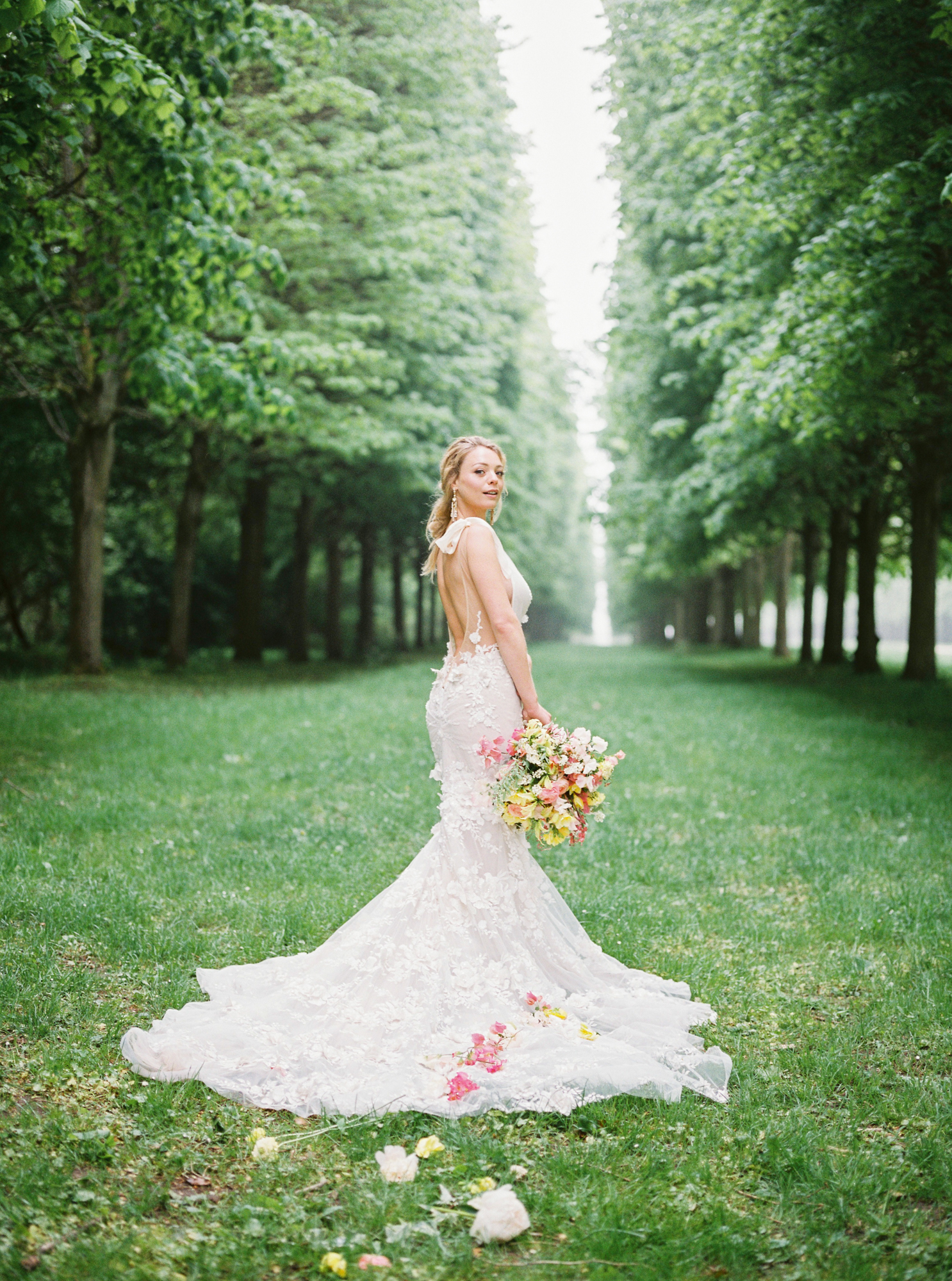 travellur_photoshoot__summer_in_versailles_wedding_flowers_bridal_luxe_shoot_floral_france_gardens.jpg