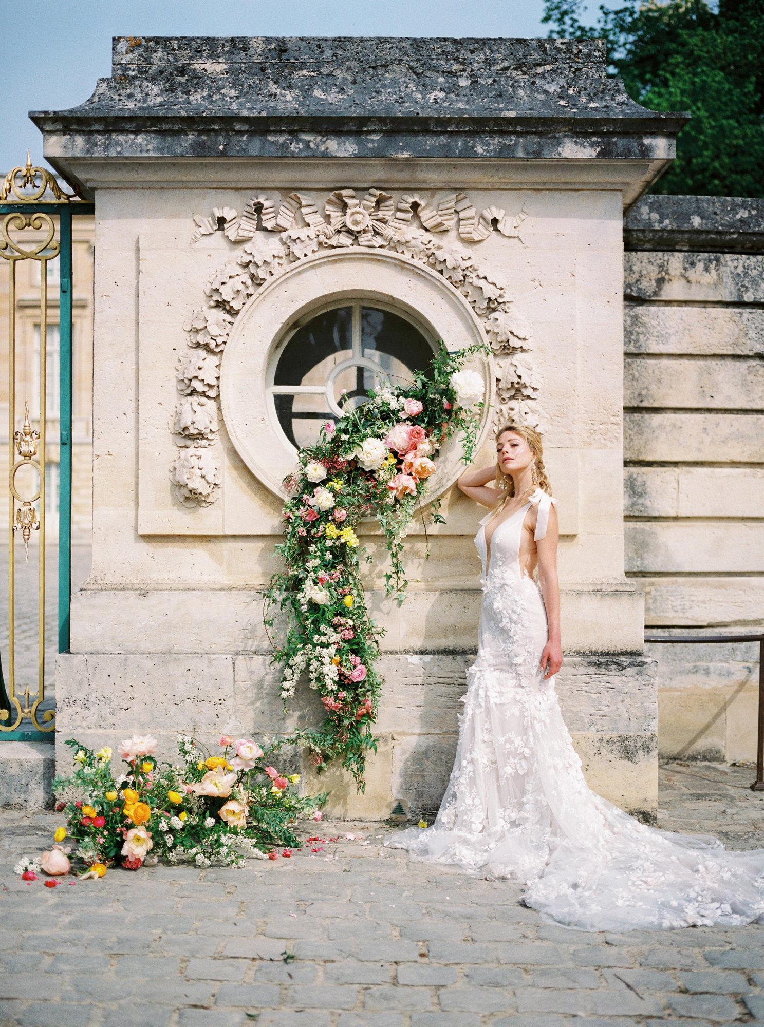 travellur_photoshoot__summer_in_versailles_wedding_flowers_bridal_luxe_shoot_floral_france_isibeal_studio_bride.jpg