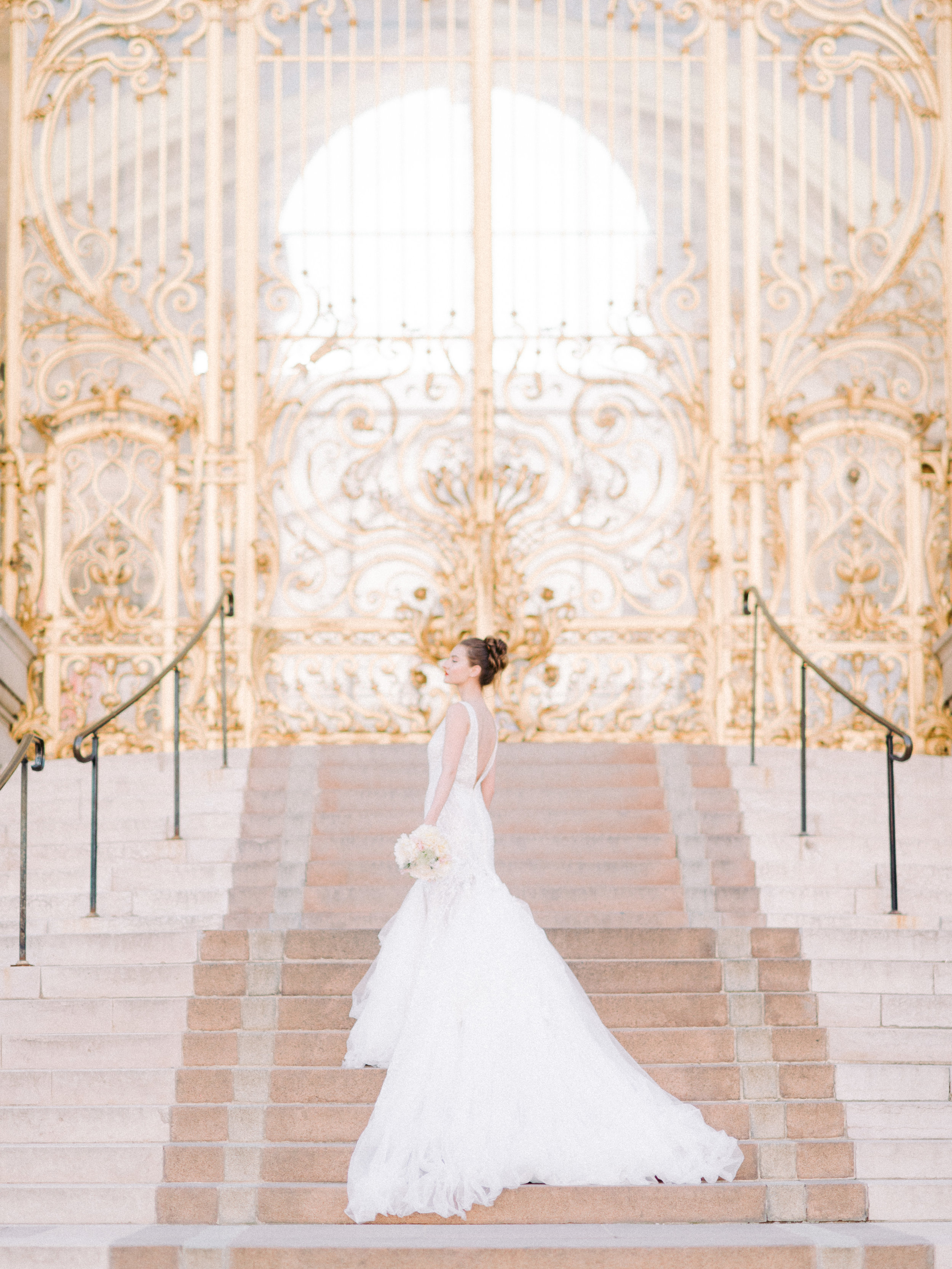 travellur_paris_photoshoots_vincent.truong.photography_bridal_gown_Yan.Persy_paris_stairs_gold_glamour_slowtravel_lux.jpg