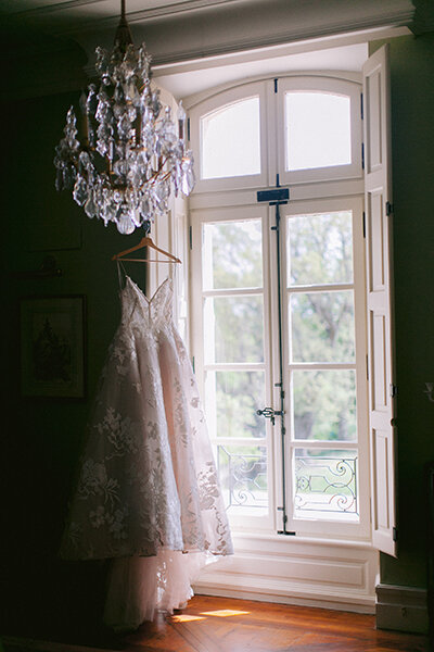 Travellur_photoshoot_bride_wedding_france_dress_beauty_Monique_Lhuillier.jpg