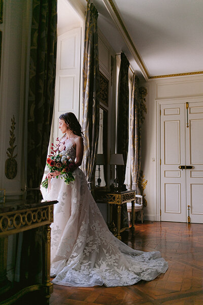 Travellur_photoshoot_bride_wedding_france_dress_beauty_Monique_Lhuillier_flowers_big_day_design.jpg