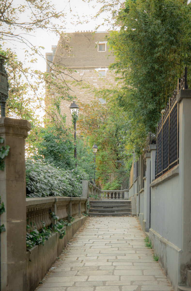 Montmartre.day.tour.alley.jpg