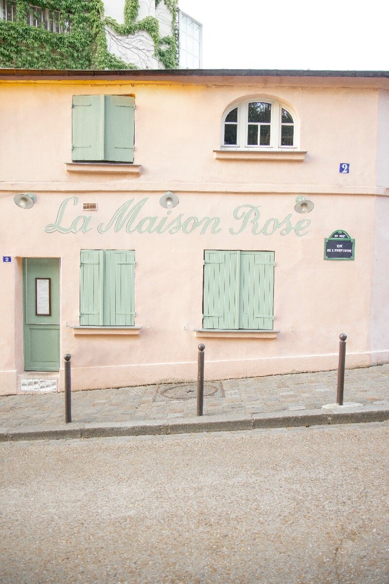 montmartre.paris.maison.rose.facade.jpg