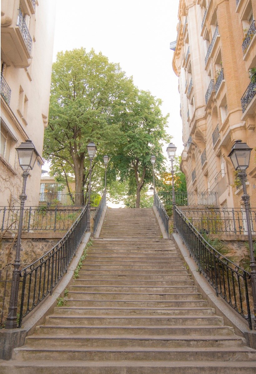 montmartre.staircase.streetlamp.paris.jpg