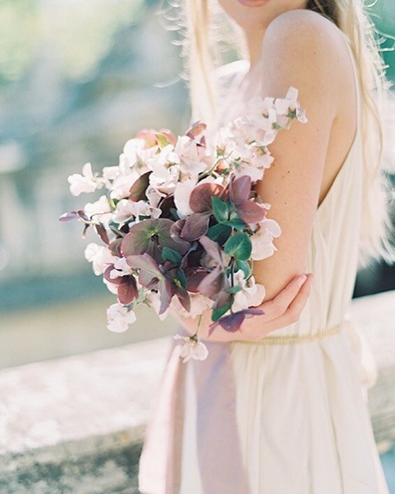 Wishing you an armful of beauty this week. ☆
Photo: @carmensantorelliphoto 
Design &amp; florals: @sisti.co 
Model: @oceane.leny 
Dress: @carolhannahbridal