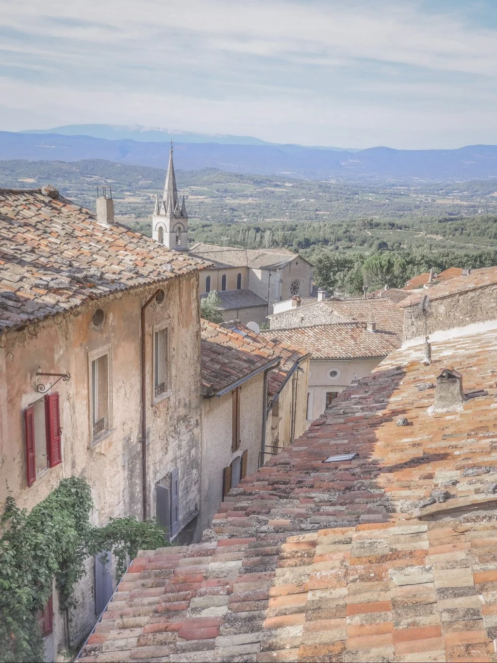 The Luberon is Provence at its most frenchy romantic: sun-warmed stone houses, lavender in the air, a table set for two under the plane trees. It&rsquo;s that part of France that feels like a dream you can walk into.
Perched on a plateau, it stays a 