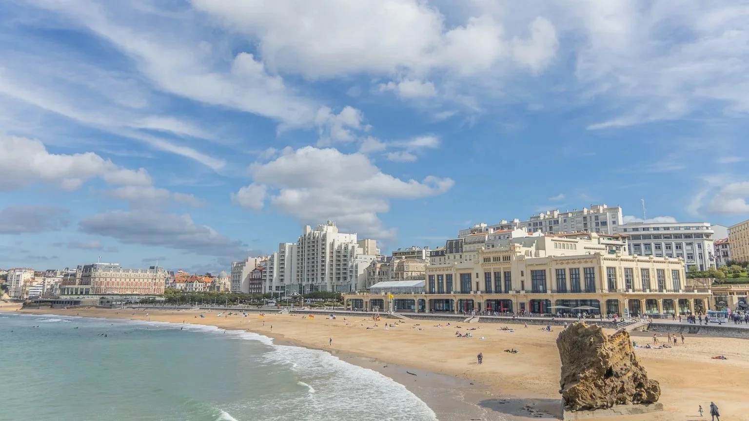 Travel planner organizing a Biarritz Grand plage slow travel