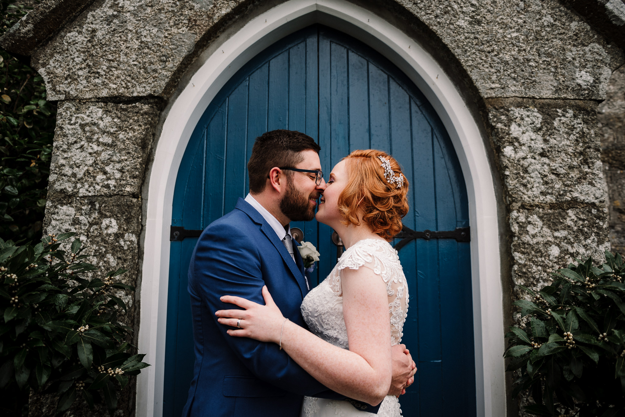 Couple kissing outside the Dreamcatcher wedding venue in Cornwall. Elopement wedding photography. 