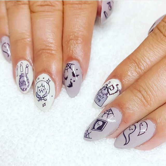 Spooky, but still so cute that you&rsquo;d invite these lil ghouls over for dinner👻 ⁣
⁣
💅🏽 by @black_dahlia_nails