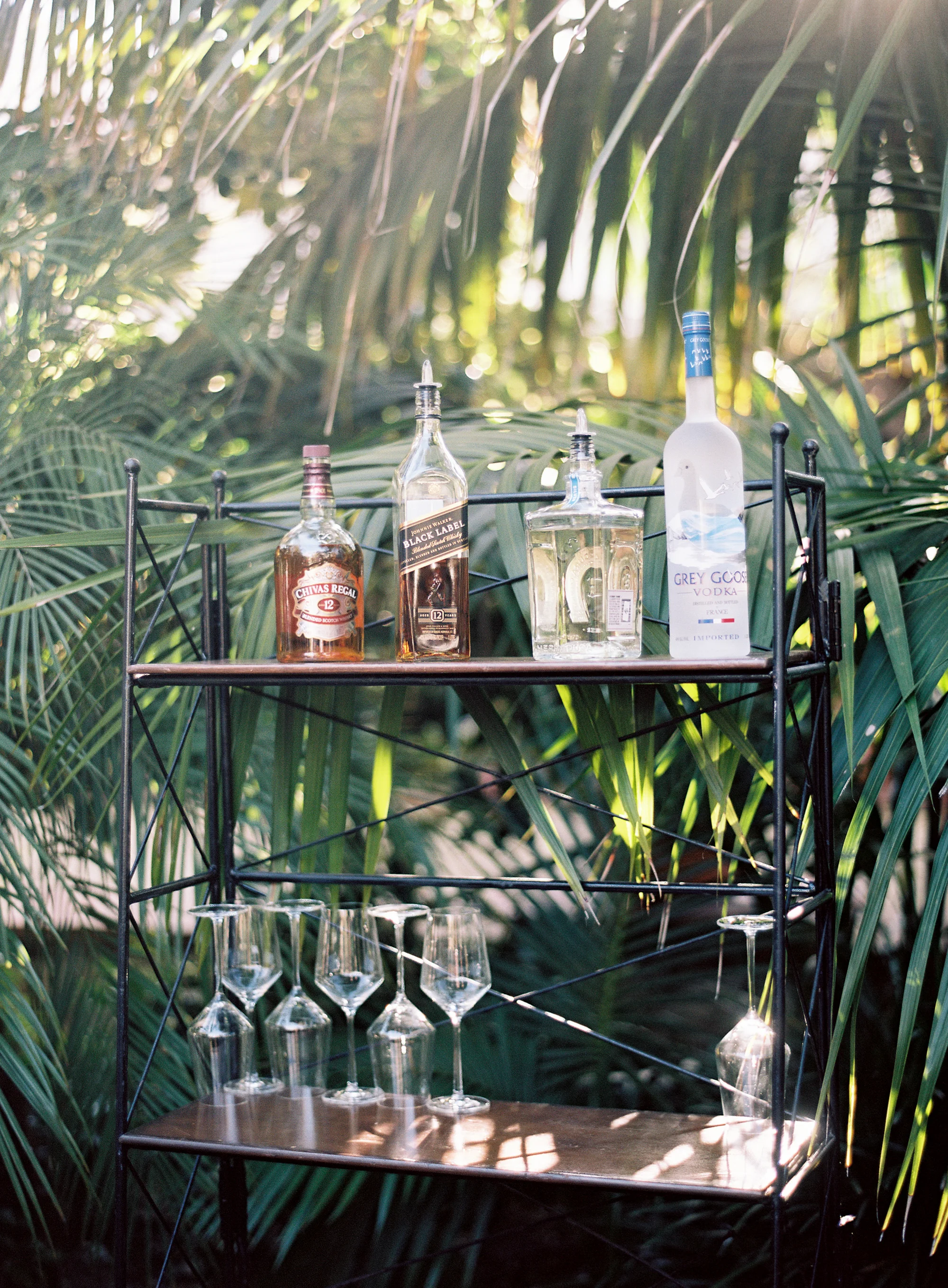 www.santabarbarawedding.com | Ashley Kelemen Photography | Four Seasons Santa Barbara | Bar | Cocktail Hour