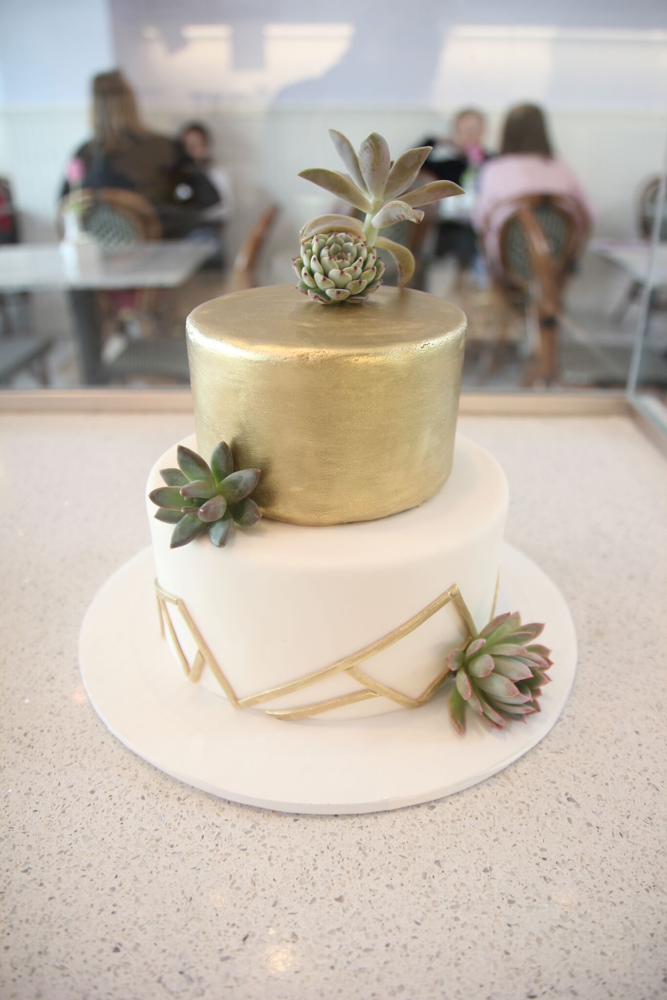 www.santabarbarawedding.com | gold cake | wedding cake | lilac patisserie |