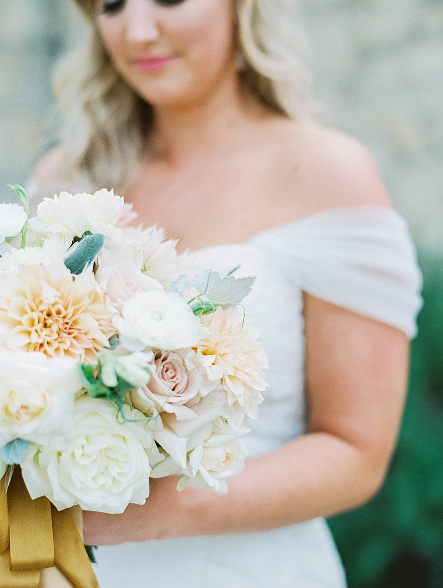 www.santabarbarawedding.com | Sunstone Winery | Luna de Mare | Esoteric Events | Bride and Bouquet