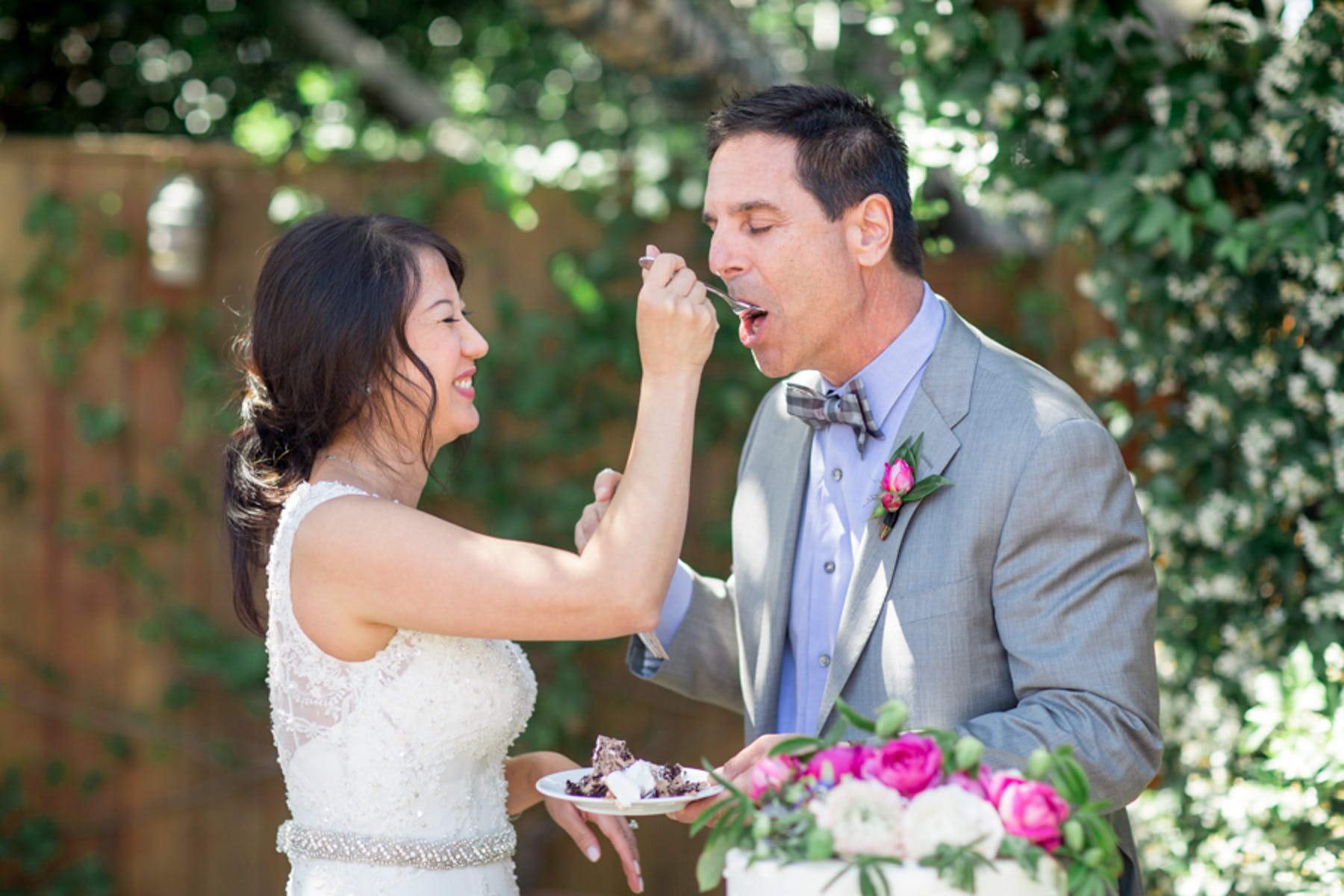 www.santabarbarawedding.com | Michael + Anna Costa Photography | San Ysidro Ranch | Twine Events | Bride and Groom Eat Cake