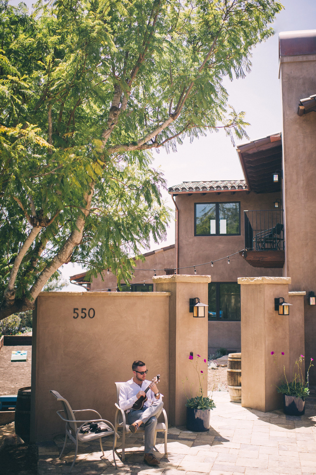 www.santabarbarawedding.com | Sarah Katherine Davis Photography | Santa Barbara Museum of Natural History | Wild Heart Events | Bella Vista Designs | Groom Strums Ukulele Before Ceremony