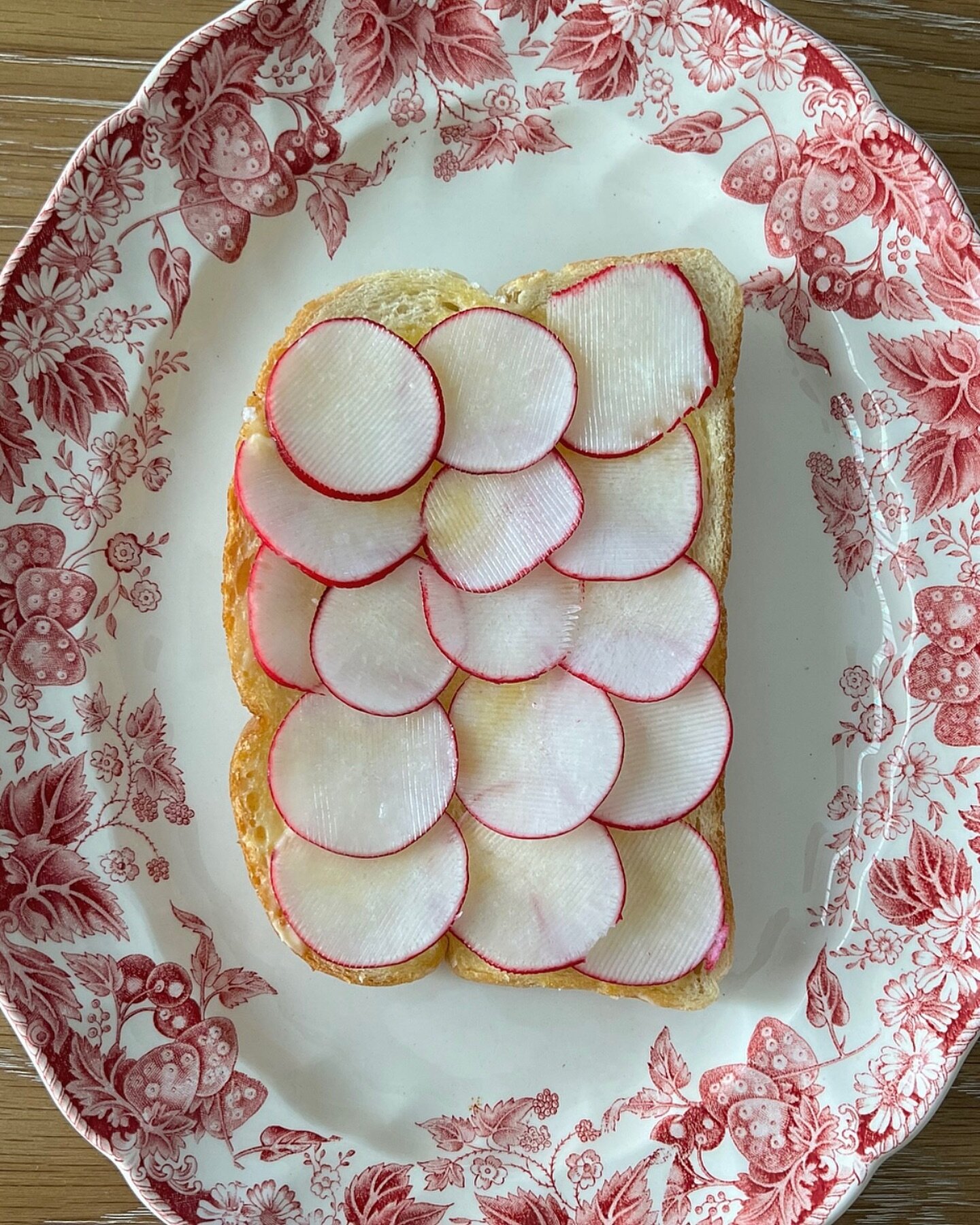 RIP to my favorite vintage plate 😭 A Johnson Brothers Strawberry Fair hand-engraved stunner (manufactured in England sometime between 1959 and 1973) that, alas, shattered to bits in my kitchen sink. Here&rsquo;s the last radish and butter toast it s