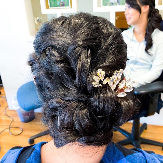 Twisty updo with a side braid 🖤
.
.
.
#texturedupdo #bridalupdo #updo #hairstyle #bridal #wedding #bride #vancouverbrides #vancouvermakeupartist #mua #makeupartist #vancitymua