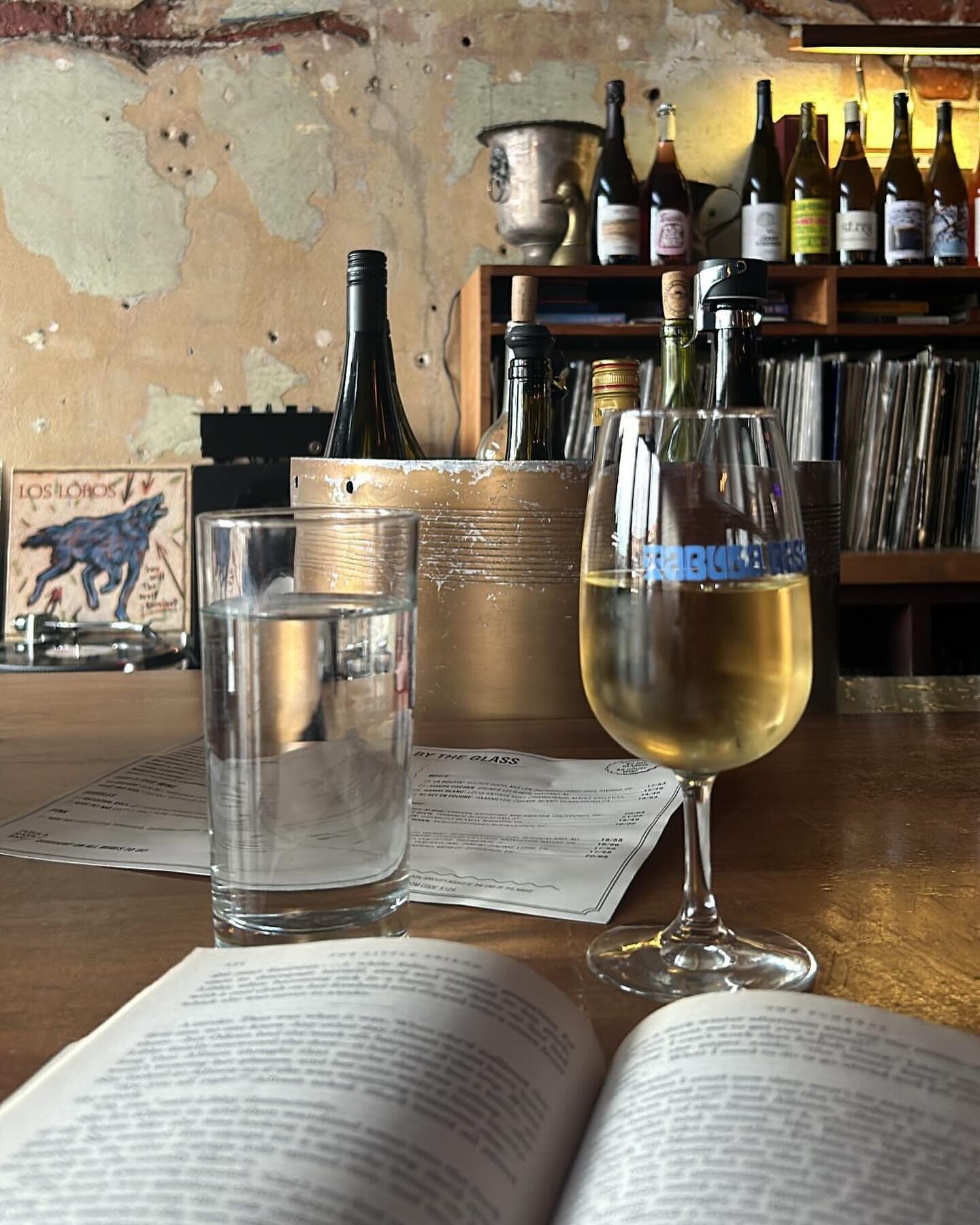 This is what a Sunday should look like ❤️📖🍷. Thanks @artandwine for this snapshot of one of the many modes of our space #tabularasabar