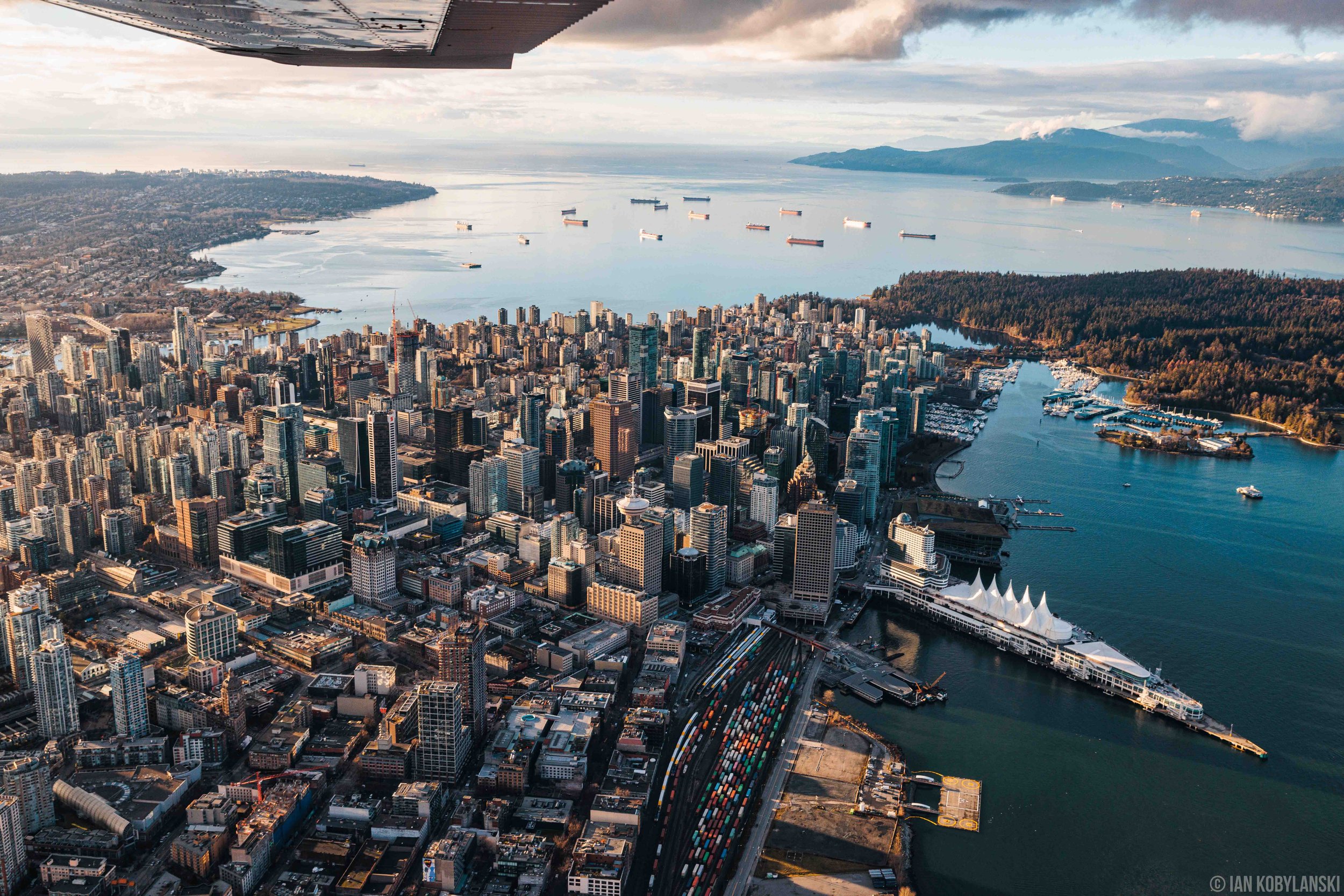  Vancouver’s downtown with a highlight of the Waterfront area, Canada Place, the Harbour Centre, and the Financial District. 