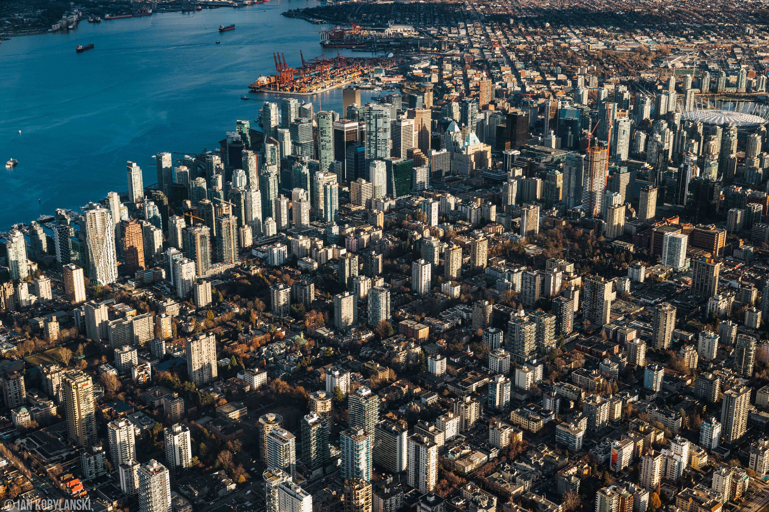  The skyline contrast of the downtown Financial District against the older developments of Vancouver’s West End. 