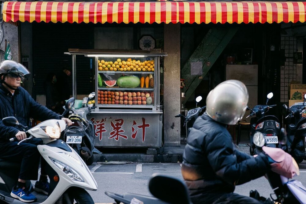Froot

Taipei, Taiwan. January 2024.
.
.
.
.
.
.
.
.
#taipei #taiwan #streetphotography #timeless_streets #lensculturestreets #thephotosector #tdmmag #streetdreamsmag #apfmagazine #lotsmagazine #hcsc_street #dpsp_street #life_is_street #streetshared 